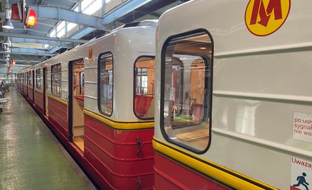 Wagony metra przekazane w darze władzom Kijowa
