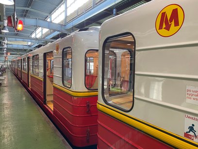 Wagony metra przekazane w darze władzom Kijowa