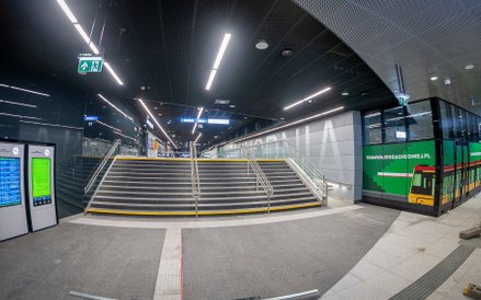 Przejście podziemne to część tunelu pieszego, który łączy Aleje Jerozolimskie, znajdujące się tam pr