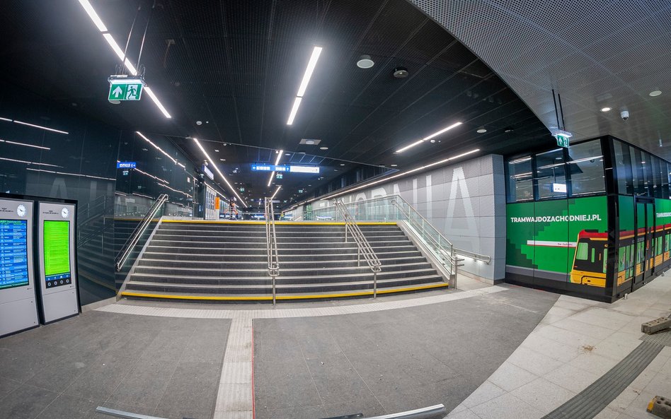 Przejście podziemne to część tunelu pieszego, który łączy Aleje Jerozolimskie, znajdujące się tam pr
