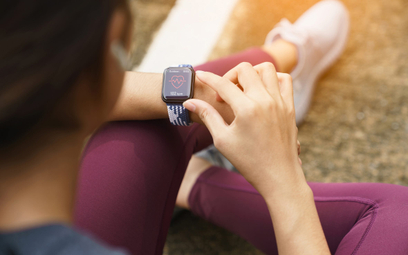 Użytkownicy smartwatchów częściej i skuteczniej dbają o swoje zdrowie niż osoby, które z nich nie ko