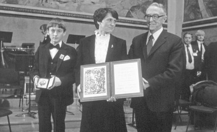 Nagrodę Nobla przyznaną Lechowi Wałęsie odebrała w Oslo jego żona Danuta z synem Bogdanem. Liderowi 