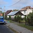 Zniszczony dach budynku mieszkalnego w miejscowości Wyryki