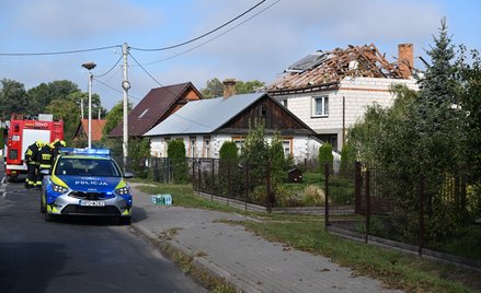 Zniszczony dach budynku mieszkalnego w miejscowości Wyryki