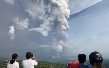 Wulkan Taal wyrzuca w górę masy popiołu