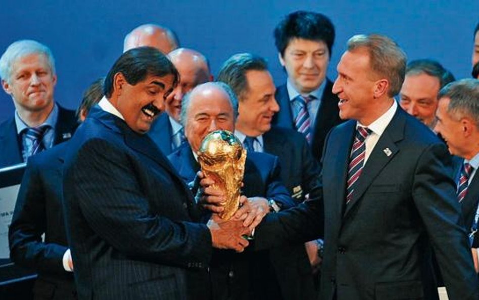 Wicepremier Rosji Igor Szuwałow (z prawej) i szejk Kataru Mohammed bin Hamad Al-Thani (z lewej) odbi