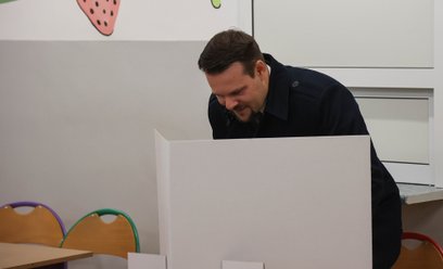 Michał Drewnicki głosuje w wyborach na prezydenta Krakowa