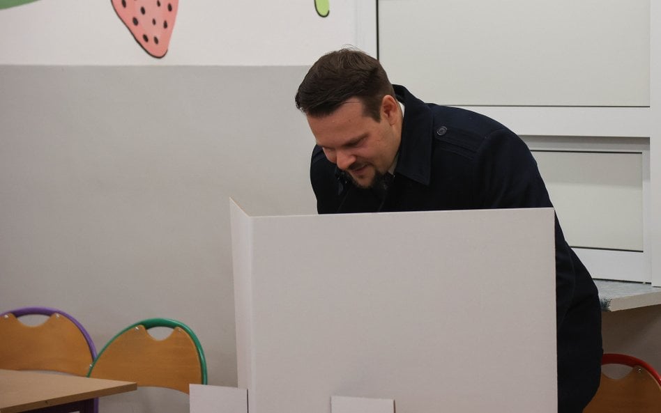 Michał Drewnicki głosuje w wyborach na prezydenta Krakowa