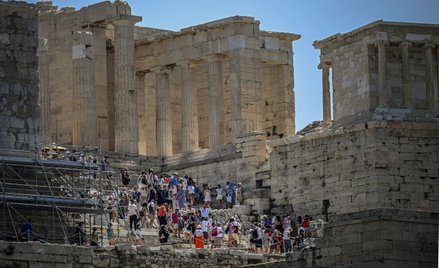 W sezonie codziennie wchodzi na Akropol 17 tysięcy osób. Czekają na to długo w kolejce