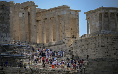 W sezonie codziennie wchodzi na Akropol 17 tysięcy osób. Czekają na to długo w kolejce