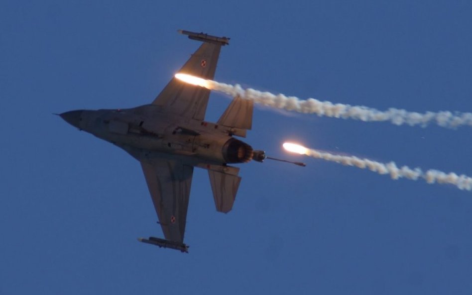 F-16 Jastrząb odpala flary MJU-7A/B. Fot./Łukasz Pacholski.