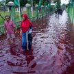 Woda w kolorze krwi zalała miasto w Indonezji