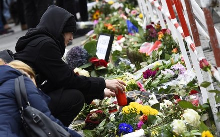 Na całym świecie ludzie spontanicznie składają kwiaty i zapalają znicze pod budynkami francuskich am