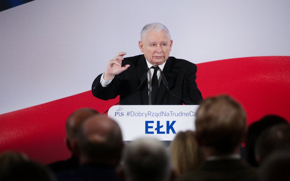 Prezes Prawa i Sprawiedliwości Jarosław Kaczyński podczas spotkania z mieszkańcami Ełku w ramach obj