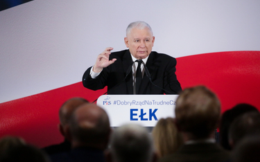 Prezes Prawa i Sprawiedliwości Jarosław Kaczyński podczas spotkania z mieszkańcami Ełku w ramach obj