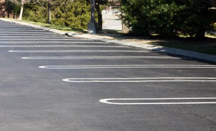 Dostawczak może stać pod blokiem