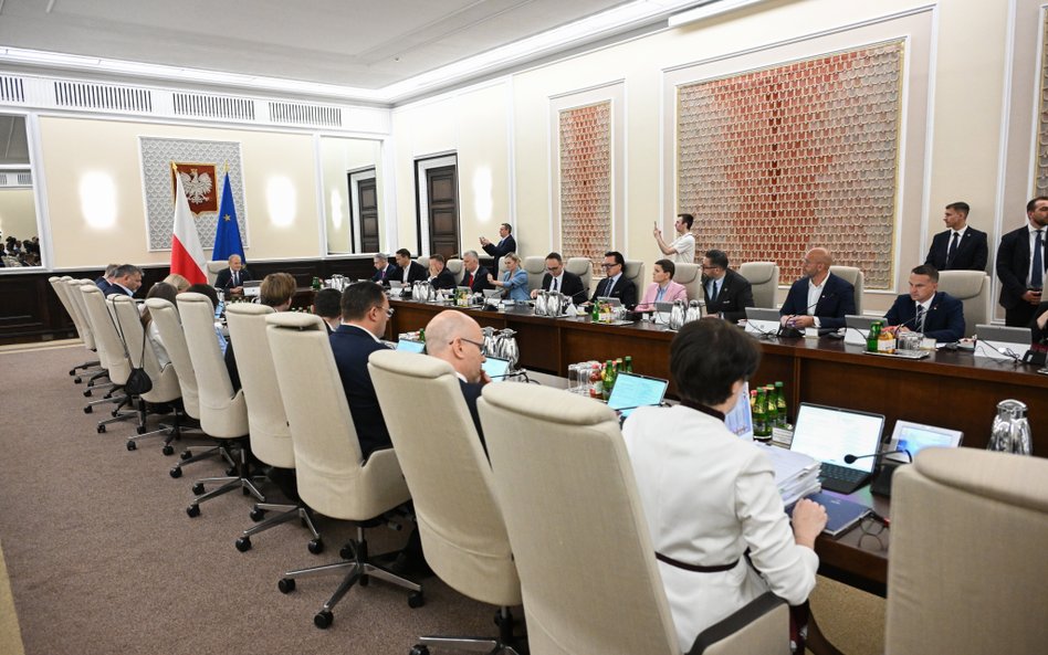 Zakaz pornografii dla młodych i smartfonów w szkołach. Rząd przyjął projekty ustaw