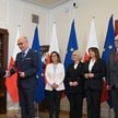 Maciej Berek (L) składa ślubowanie w Sejmie w obecności marszałka Sejmu Włodzimierza Czarzastego (2L