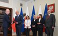 Maciej Berek (L) składa ślubowanie w Sejmie w obecności marszałka Sejmu Włodzimierza Czarzastego (2L