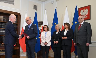 Maciej Berek (L) składa ślubowanie w Sejmie w obecności marszałka Sejmu Włodzimierza Czarzastego (2L