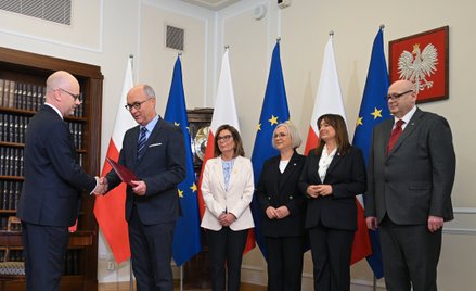 Maciej Berek (L) składa ślubowanie w Sejmie w obecności marszałka Sejmu Włodzimierza Czarzastego (2L