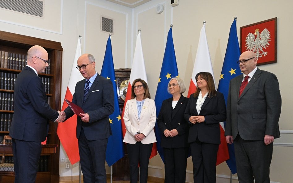 Maciej Berek (L) składa ślubowanie w Sejmie w obecności marszałka Sejmu Włodzimierza Czarzastego (2L