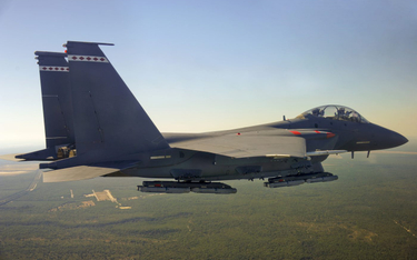 Samolot myśliwsko-bombowy F-15E Strike Eagle z podwieszonymi bombami GBU-53/B StormBreaker. Fot./Ray
