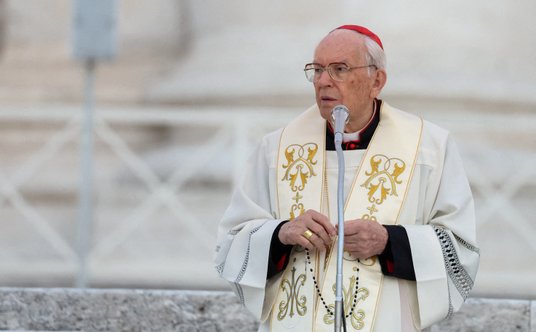 Kardynał Giovanni Battista Re.