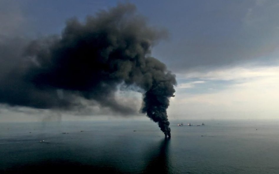 Płonąca platforma Deepwater Horizon