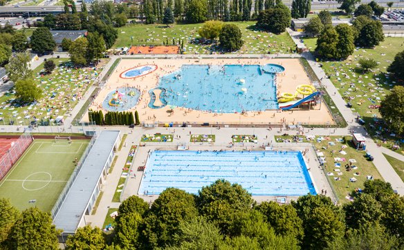 Największy w stolicy kompleks basenów pod chmurką na Moczydle otwart już od piątku, 6 czerwca