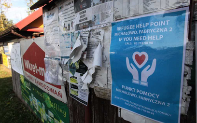Plakat informujący o punkcie pomocy dla uchodźców
