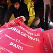 Plakaty zachęcająco do wzięcia udziału niedzielnej demonstracji na ulicach Paryża.
