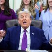 Sonald Trump podczas poniedziałkowego spotkania z dziennikarzami w Gabinecie Owalnym