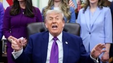 Sonald Trump podczas poniedziałkowego spotkania z dziennikarzami w Gabinecie Owalnym