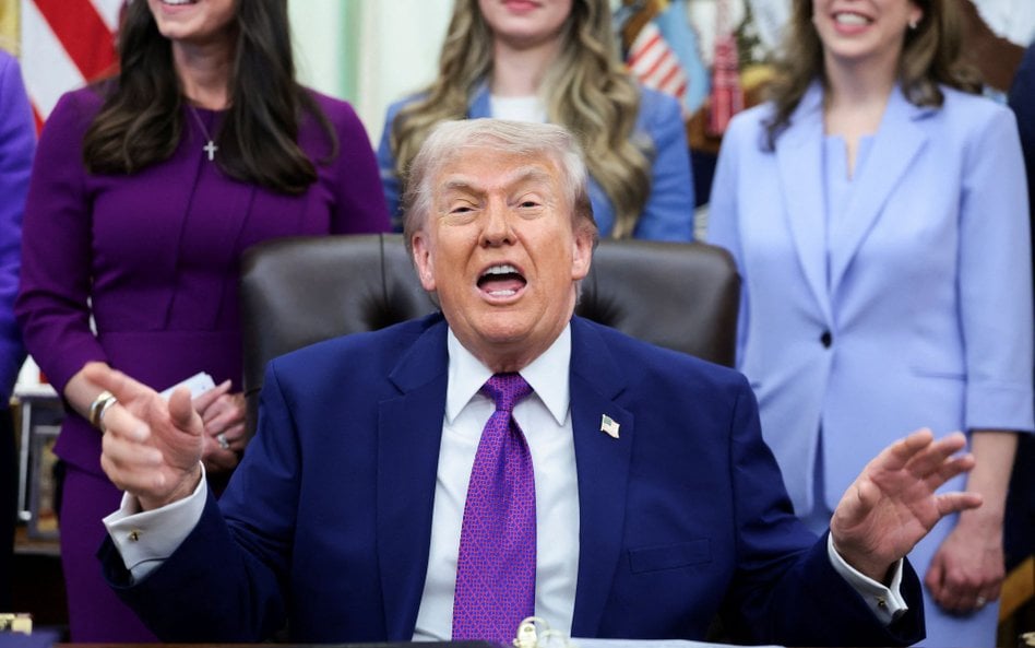 Sonald Trump podczas poniedziałkowego spotkania z dziennikarzami w Gabinecie Owalnym