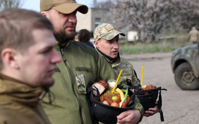 Ukraińscy żołnierze przybyli na tradycyjne święcenie pokarmów do cerkwii w Kramatorsku