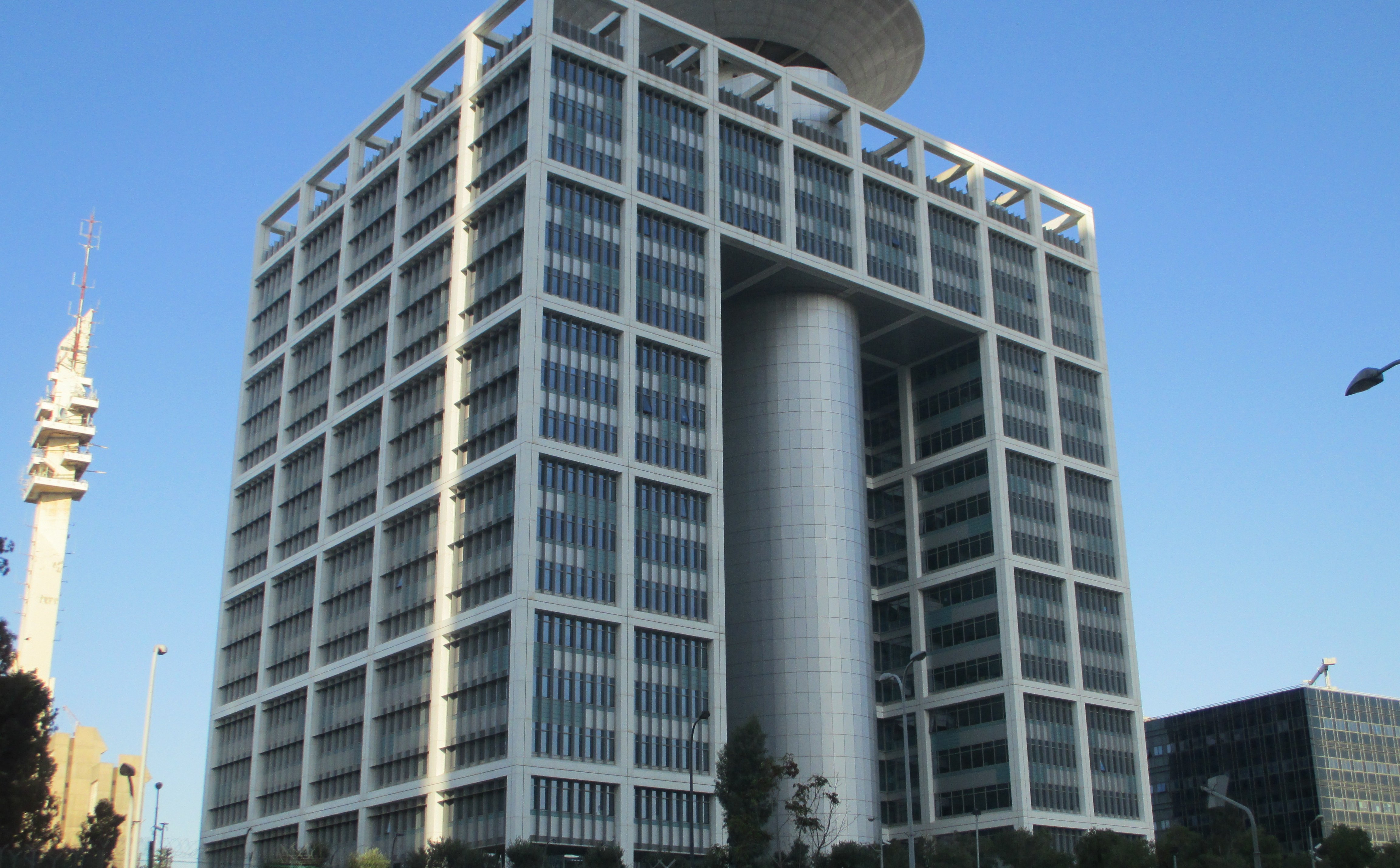 Iran zbombardował Tel Awiw. „Centrala Mosadu stanęła w ogniu”