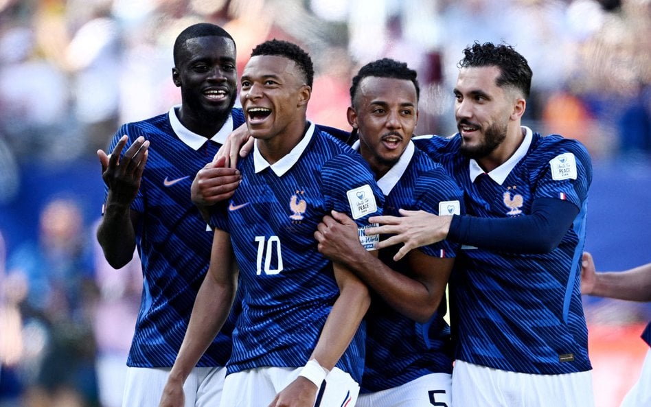W swym pierwszym meczu na MŚ 2026 Francja pokonała Senegal 3:1. Na zdjęciu: Kylian Mbappe, Dayot Upa