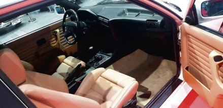 Świetnie zachowane wnętrze nie wygląda na swoje 30 lat. Zmyślny schowek na podstawowe narzędzia.