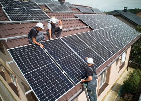 Instalacja PV wraz z przydomowym magazynem energii może zapewnić samowystarczalność energetyczną
