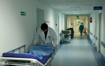 Niemedyczni pracownicy szpitali jednak z dodatkiem za pracę przy Covid-19