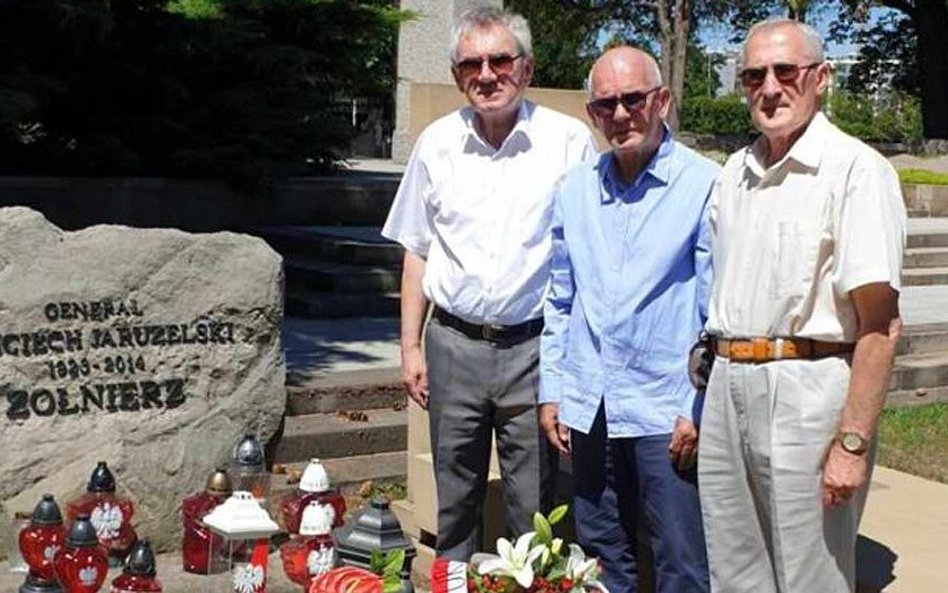 Członkowie klubu skrupulatnie obchodzą rocznice urodzin i śmierci gen. Wojciecha Jaruzelskiego. Na z