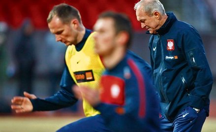 Arkadiusz Głowacki wchodzi na pierwszy plan, Franciszek Smuda trzyma fason, ale z trudem