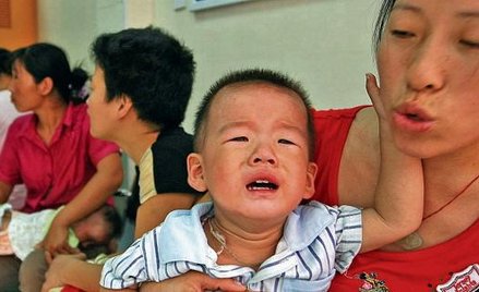 Poczekalnie szpitali w prowincji Zhejiang zapełniły się matkami z dziećmi, które piły skażone mleko