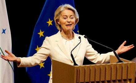Przewodnicząca Komisji Europejskiej Ursula von der Leyen przemawia podczas ceremonii podpisania umow