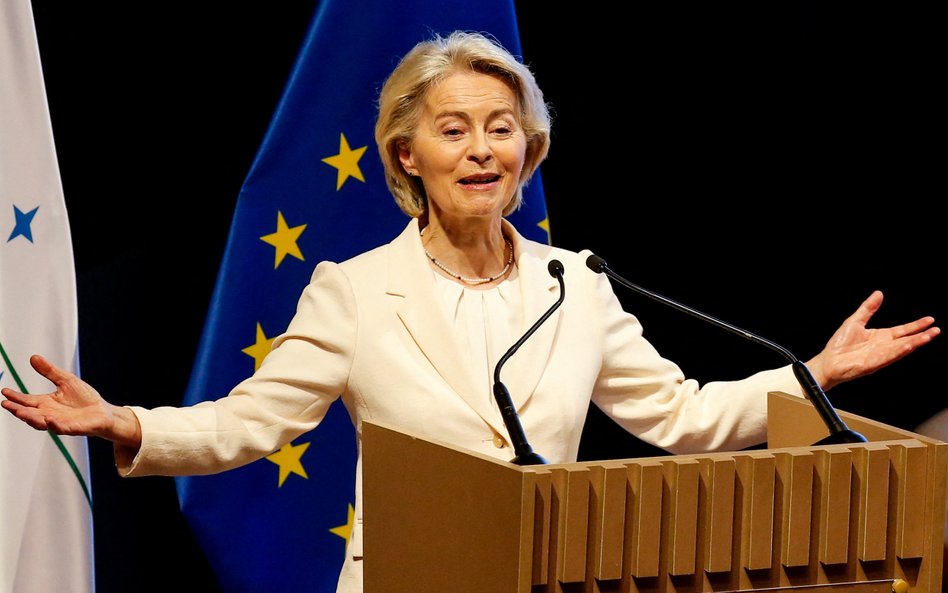 Przewodnicząca Komisji Europejskiej Ursula von der Leyen przemawia podczas ceremonii podpisania umow