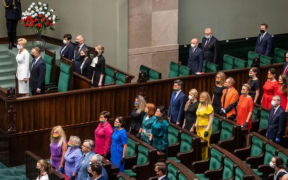 Tęczowe maseczki Lewicy na zaprzysiężeniu. Pismo do prezydenta