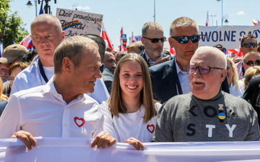 Przewodniczący PO Donald Tusk i były prezydent Lech Wałęsa na czele marszu 4 czerwca w Warszawie