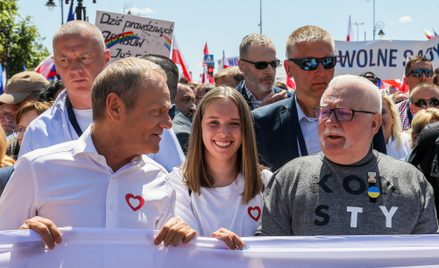 Przewodniczący PO Donald Tusk i były prezydent Lech Wałęsa na czele marszu 4 czerwca w Warszawie