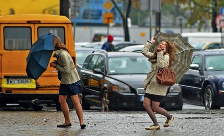 Wiatr, który we czwartek wyrywał w Warszawie wraz z parasolami resztki złudzeń, że jeszcze zdążymy n